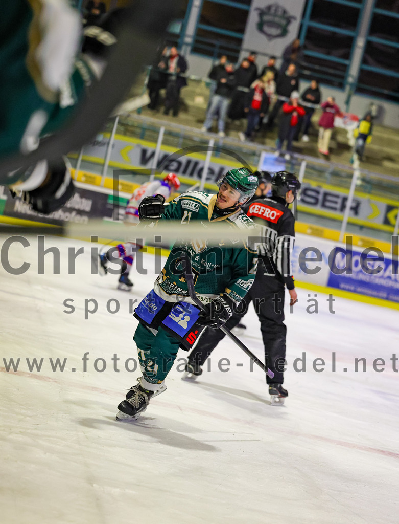 2026-02-15_079_TSV_Erding_gegen_EC_Peiting | Erding, Deutschland, 15.02.2026:Eishockey, Oberliga Süd 2025 / 2026, 47. Spieltag, TSV Erding gegen EC Peiting, Endergebnis: 4:5Jubel nach dem Führungstreffer durch Erik Modlmayr (Erding Gladiators, #21)Foto: Christian Riedel / fotografie-riedel.net