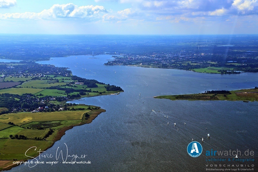 Luftbild Ostseefjord Schlei - Blick vom östlichen Missunde in Richtung westliches Schleswig | Luftbild Ostseefjord Schlei - Blick vom östlichen Missunde in Richtung westliches Schleswig. Am Horizont ist der Wiking-Turm von Schleswig zu erkennen.