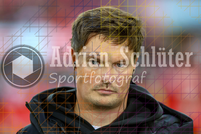1. FC Köln vs Hamburger SV - 1. Bundesliga  | Köln, Deutschland, 02.11.25:   Trainer Merlin Polzin (Hamburger SV) schaut waehrend des Spiels der Bundesliga zwischen  1. FC Köln vs Hamburger SV in der RheinEnergieStadion(Foto von Brauer-Fotoagentur / Adrian Schlueter)
