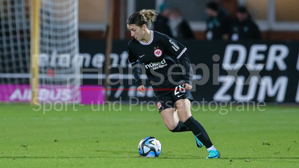 Fussball, Google Pixel Frauen-Bundesliga, SV Werder Bremen - Eintracht Frankfurt | v.li.: Barbara Dunst (Eintracht Frankfurt, 28) am Ball, Freisteller, Einzelbild, Ganzkörper, Aktion, Action, Spielszene, DIE DFB-RICHTLINIEN UNTERSAGEN JEGLICHE NUTZUNG VON FOTOS ALS SEQUENZBILDER UND/ODER VIDEOÄHNLICHE FOTOSTRECKEN. DFB REGULATIONS PROHIBIT ANY USE OF PHOTOGRAPHS AS IMAGE SEQUENCES AND/OR QUASI-VIDEO.