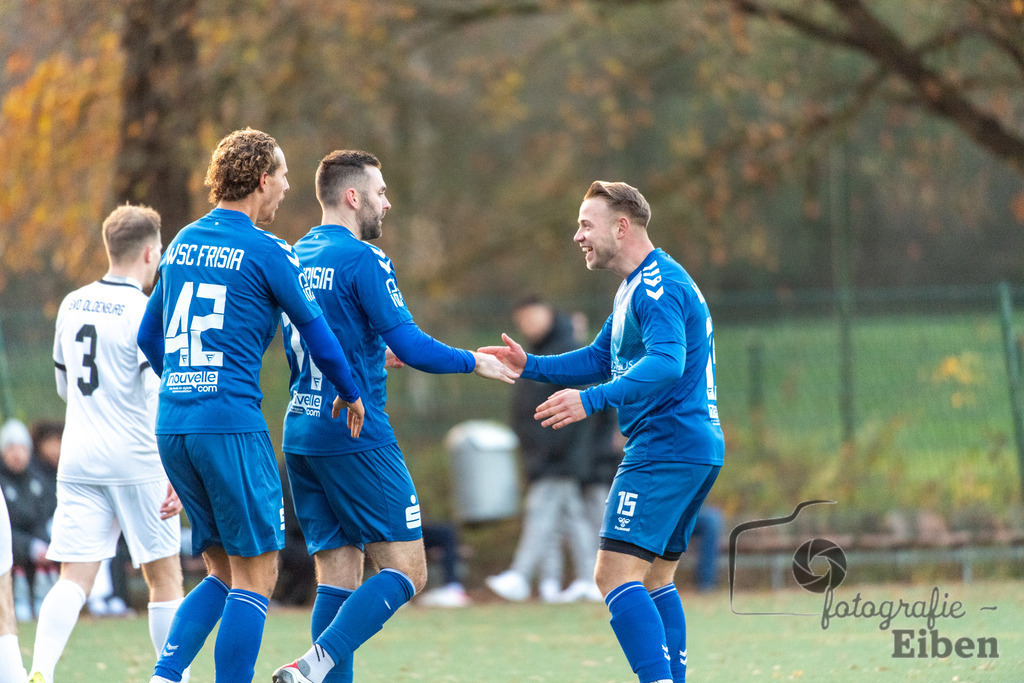 GVO Oldenburg-WSC Frisia | Herren Bezirksliga 2; GVO Oldenburg (weiß)-WSC Frisia Wilhelmshaven (blau) am 16.11.2025 in Oldenburg (Sportanlage GVO); Photo: Philip Eiben 2025 - Realisiert mit Pictrs.com
