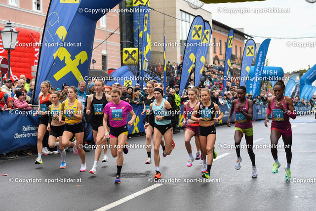 AUT, Laufen, Silvesterlauf Peuerbach 2022 | 31.12.2022, Peuerbach , AUT, Leichtathletik, Laufen, Silvesterlauf Peuerbach 2022, im Bild Start Frauen Elite




