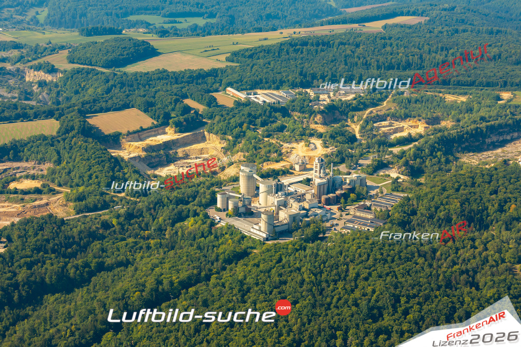Das Luftbild zeigt :  Solnhofen - Die Luftaufnahme wurde 2024 vom UL-Flugzeug aus erstellt ( keine Drohne ) - Hochauflösende Luftaufnahme - Für grossformatige Ausdrucke geeignet. Die Geschenkidee !Mit Lizenz und Bildrechte bestellbar