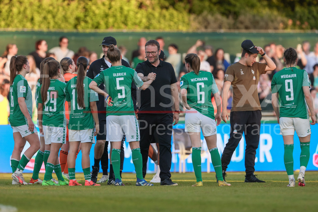 Fussball, Google Pixel Frauen-Bundesliga, SV Werder Bremen - VfL Wolfsburg | v.li.: Michelle Ulbrich (SV Werder Bremen, 5) und Thomas Horsch (Trainer, Cheftrainer, SV Werder Bremen) klatschen sich nach dem Spiel im Mannschaftskreis ab Teamkreis, Ansprache, Motivation, DIE DFB-RICHTLINIEN UNTERSAGEN JEGLICHE NUTZUNG VON FOTOS ALS SEQUENZBILDER UND/ODER VIDEOÄHNLICHE FOTOSTRECKEN. DFB REGULATIONS PROHIBIT ANY USE OF PHOTOGRAPHS AS IMAGE SEQUENCES AND/OR QUASI-VIDEO.