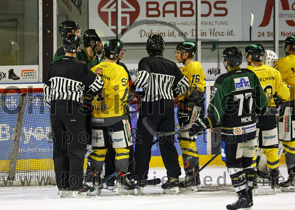 2023-02-10_033_TSV_Erding_gegen_ERSC_Amberg | Erding, Deutschland, 10.02.2023:
Eishockey, Bayernliga Meisterrunde Gruppe B 2022 / 2023, 3. Spieltag, TSV Erding gegen ERSC Amberg, Endergebnis: 6:3

Michael Kirchberger (ERSC Amberg, #91), Felix Feder (ERSC Amberg, #76), Philipp Michl (Erding Gladiators, #77)

Foto: Christian Riedel / fotografie-riedel.net