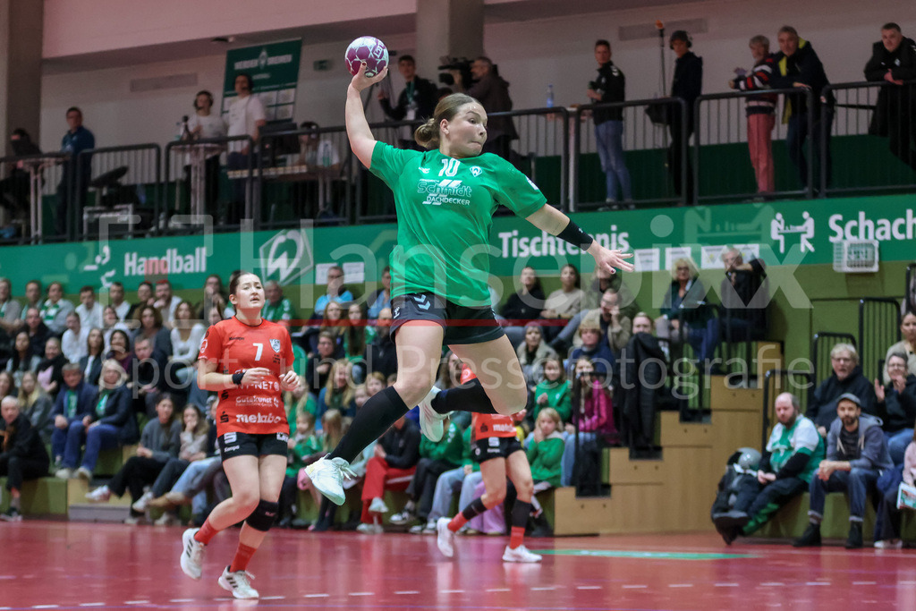 Handball, 2. Bundesliga Frauen, SV Werder Bremen - TG Nürtingen | v.li.: Madita Probst (SV Werder Bremen, 10) beim Wurf, am Ball, Spielszene, Aktion, Action