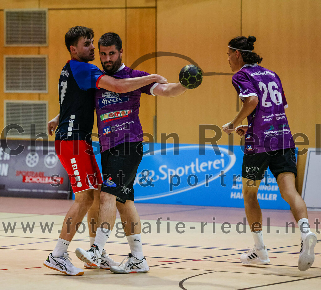 2023-10-14_050_SpVgg_Altenerding_gegen_HSG_Freising_Neufahrn | Erding, Deutschland, 14.10.2023:
Handball, Bezirksoberliga Männer 2023 / 2024, 4. Spieltag, SpVgg Altenerding gegen HSG Freising-Neufahrn, Endergebnis: 27:26

Michael Schuster (HSG Freising-Neufahrn, #27), Christian Loris (SpVgg Altenerding, #11), Luis Leitner (SpVgg Altenerding, #26)

Foto: Christian Riedel / fotografie-riedel.net