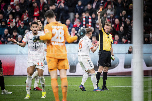 German Bundesliga, Bayer 04 Leverkusen vs. FC Bayern München, 14.03.2026 | LEVERKUSEN, GERMANY - MARCH 14:  Referee Christian Dingert (Lebecksmuehle) shows Luis Diaz (FC Bayern Muenchen, 14) the yellow-red card during the German Bundesliga match on gameday 26 between Bayer 04 Leverkusen vs. FC Bayern München at BayArena on March 14, 2026 in Leverkusen, Germany. DFL REGULATIONS PROHIBIT ANY USE OF PHOTOGRAPHS AS IMAGE SEQUENCES AND/OR QUASI-VIDEO.