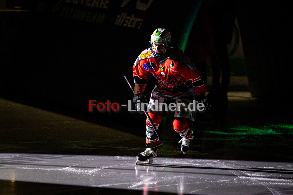 TSV Peißenberg MINERS gegen EV Dingolfing ISAR RATS | Eishockey Bayernliga Herren Vorrunde 2024/25, TSV Peißenberg MINERS gegen EV Dingolfing ISAR RATS, 20241215,Anton ENGEL (MINERS 9) bei der Eröffung, Einlauf,2024-12-15 in Peißenberg (Eisstadion Peißenberg)Anton ENGEL (MINERS 9)Copyright: WolfgangxLindner