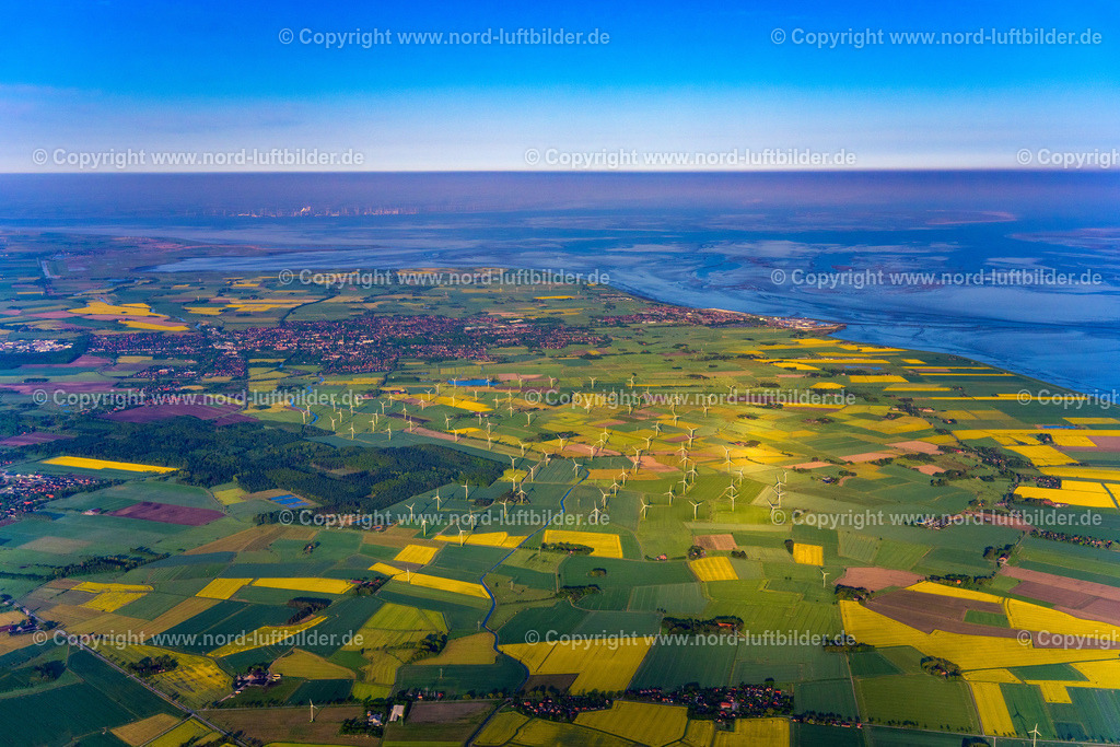 Norden_Norddeich_Windpark_ELS_6161190523 | HAGERMARSCH 19.05.2023 Rotorköpfe und Windrad- Rohrtürme von Windenergieanlagen ( WEA ) " Hagermarsch " in der Morgensonne nähe Norden Nordeich im Bundesland Niedersachsen, Deutschland. // Rotor heads and wind turbine tube towers of wind turbines (WEA) "Hagermarsch" in the morning sun near Norden Nordeich in the state Lower Saxony, Germany. Foto: Martin Elsen