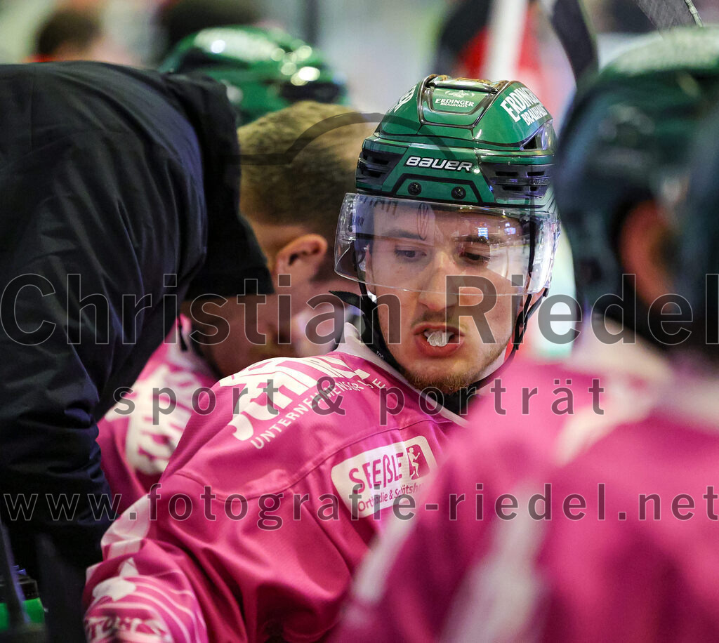 2025-10-24_095_TSV_Erding_gegen_Deggendorfer_SC | Erding, Deutschland, 24.10.2025:Eishockey, Oberliga Süd 2025 / 2026, 11. Spieltag, TSV Erding gegen Deggendorfer SC, Endergebnis: 2:4Jesse Kauhanen (Erding Gladiators, #4)Foto: Christian Riedel / fotografie-riedel.net