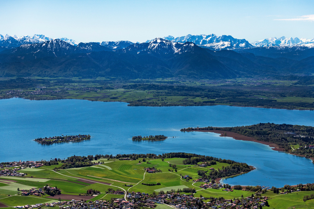 dr__0062154.jpg | BREITBRUNN AM CHIEMSEE 09.05.2021 Uferbereiche am Seegebiet des Chiemsee mit Blick auf die Herreninsel in Breitbrunn am Chiemsee im Bundesland Bayern, Deutschland. // Riparian areas on the lake area of Chiemsee with Blick auf die Herreninsel in Breitbrunn am Chiemsee in the state Bavaria, Germany. Foto: Daniel Reiter