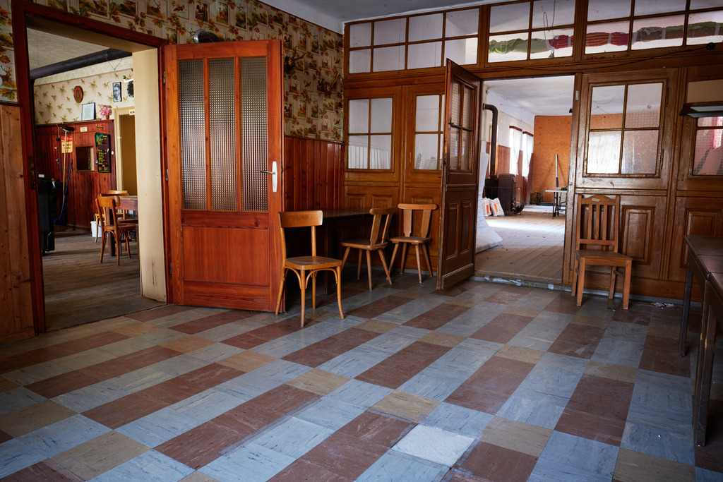 Innenraum einer leeren Gaststätte im Weinviertel | Austria - June 08, 2021: Innenraum einer leeren Gaststätte im Weinviertel. - Realisiert mit Pictrs.com
