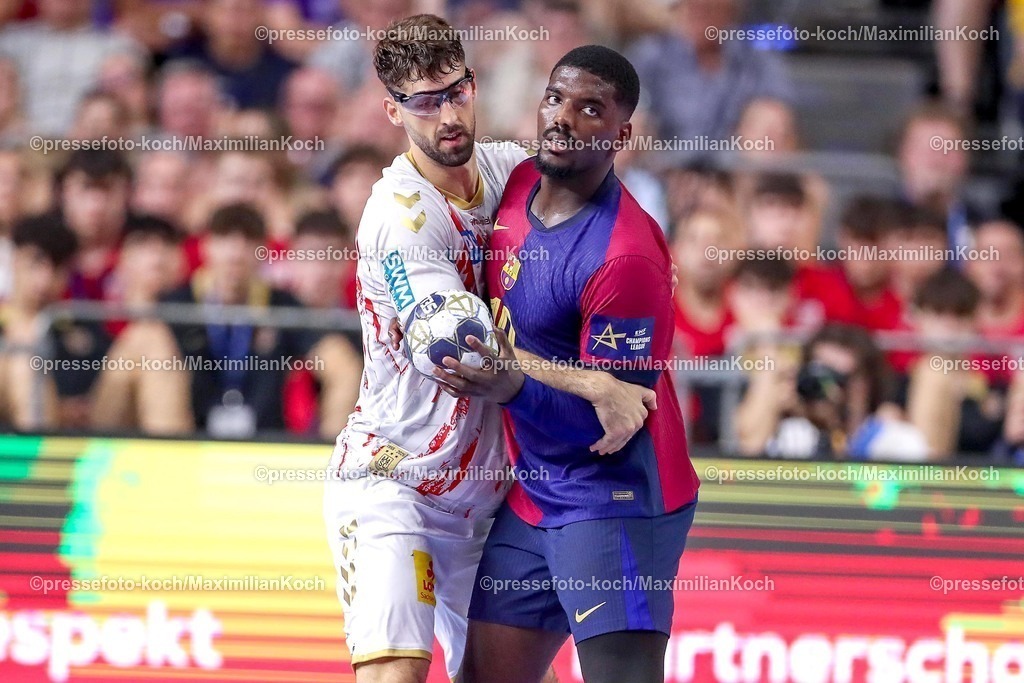 KoeEHF14062502124 | 14.06.2025, Handball, Halbfinale TruckScout24 EHF FINAL4, LANXESS arena Köln, FC Barcelona - SC Magdeburg: Antonio Serradilla Cuenca (Magdeburg #15) Gonzalo Perez de Vargas Moreno (Barca FC Barcelona ESP #01) 