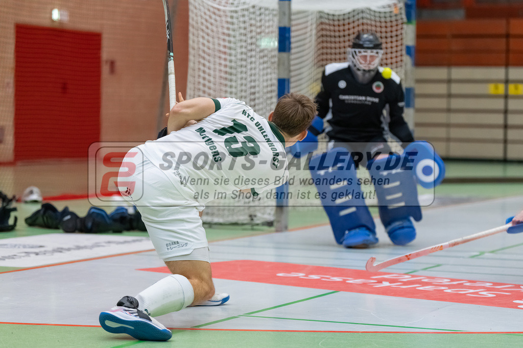 HK_20240114_108247 | 1. Bundesliga Herren Crefelder HTC - Uhlenhorst Mülheim am 14.1.2024 Halle Glockenspitz, Krefeld , Henrik Mertgens ( Uhlenhorst Mülheim #13 ) , Lasse Kille Torwart ( Crefelder HTC #32 )