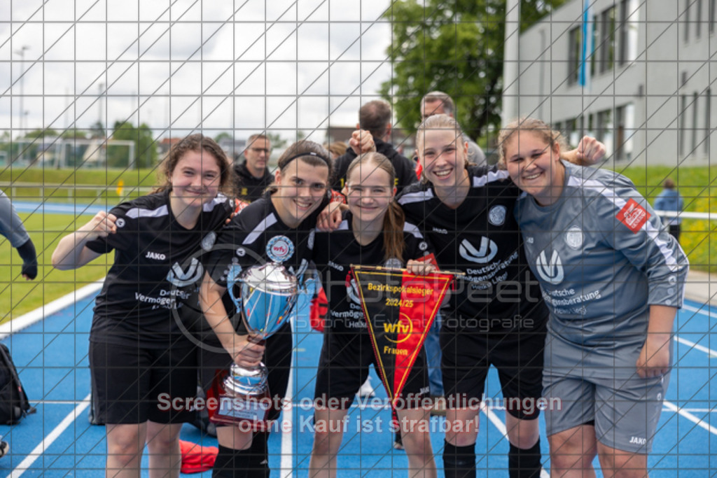 20250529_151742_2040 | #,  SGM Wendlingen-Ötlingen II (blau) vs. 1.FC Donzdorf II (schwarz), Fussball, Frauen-Bezirkspokal Finale Saison 2024/2025, Rasenplatz VfL Stadion Kirchheim, Jesinger Straße 105, 73230 Kirchheim, 29.05.2025 - 13:00 Uhr,Foto: PhotoPeet-Sportfotografie/Peter Harich