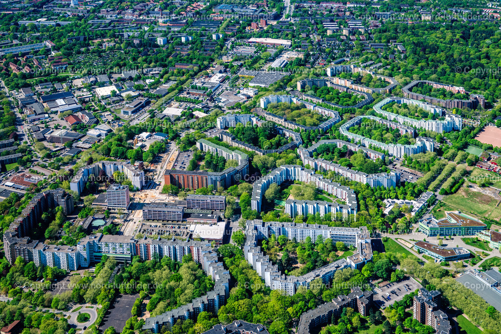 Hamburg_Steilshoop_ELS_4026010525 | HAMBURG 01.05.2025 Wohngebiet einer Mehrfamilienhaussiedlung "Steilshoop" an der zwischen dem Fritz-Flinte-Ring und der Gründgensstraße im Ortsteil Wandsbek in Hamburg, Deutschland. // Residential area of a multi-family house settlement between dem Fritz-Flinte-Ring and of Gruendgens street in the district Wandsbek in Hamburg, Germany. Foto: Martin Elsen