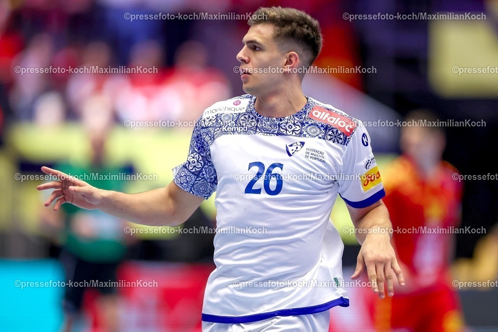 EHF18012601064 | 18.01.2026, Handball, Men's EHF EURO 2026, Portugal - Nordmazedonien, Jyske Bank Boxen in Herning, Dänemark, Preliminary Round:  Francisco Mota Costa (Portugal #26) gestikulierend auf dem Spielfeld  