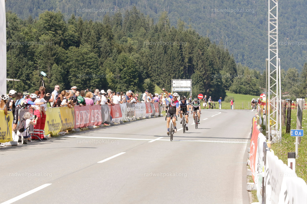 1049_20230817_Bewerb_Maenner_Muehlanger | AUT - OESTERREICH, 2023-08-16: SPORT RENNRAD-FAHREN - 55. INTERNATIONALER RADWELTPOKAL IN ST. JOHANN IN TIROL  - Vintage-Radrennen mit WM-Bronze-Medaillen-Siegerin Christina Schweinberger, den Teilnehmer und Alexander Baumann (vom Orginastions-Team) - TAG 2 BEWERB MAENNER IN SECHS GRUPPEN  ; Foto: Roland Muehlanger