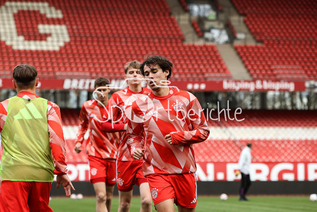 1. FC Nürnberg II - FC Bayern Amateure | Die Spieler der kleinen Bayern machen sich vor der Partie in Nürnberg warm
