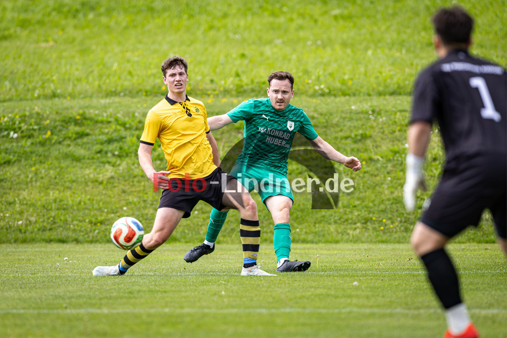 SV Haunshofen gegen TSV Perchting-Hadorf | Fußball Herren A-Klasse Gruppe 5 Zugspitze 2025/26 24. Spieltag, SV Haunshofen gegen TSV Perchting-Hadorf, 20260517,Zweikampf, Flanke,2026-05-17 in 82407 Haunshofen (Rasenplatz 1, Hauptstraße 60), Simon LEOPOLD (TSV Perchting-Hadorf 8), Christian SCHUSTER (SV Haunshofen 10)Copyright: WolfgangxLindner www.foto-lindner.de
