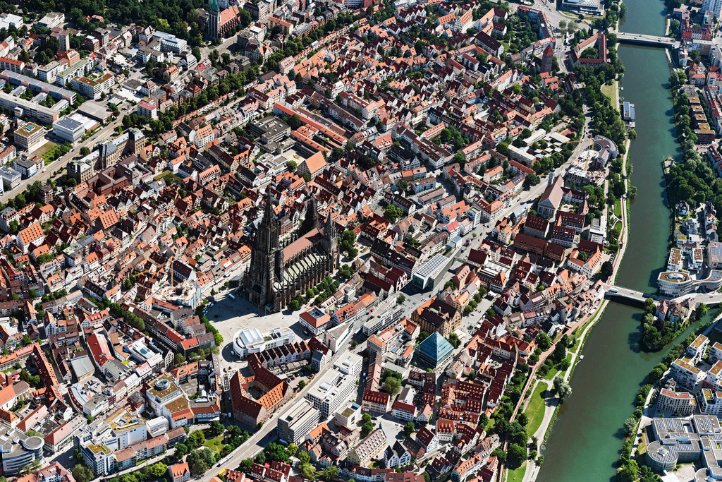 dr__0067058.jpg | ULM 17.06.2021 Stadtansicht des Innenstadtbereiches mit Ulmer Münster  in Ulm im Bundesland Baden-Württemberg, Deutschland. // City view of downtown area with Ulmer Muenster in Ulm in the state Baden-Wurttemberg, Germany. Foto: Daniel Reiter