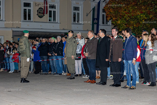 Großer Zapfenstreich am Hauptplatz in Feldkirchen | Bildershop von pixelworld.at - Realisiert mit Pictrs.com