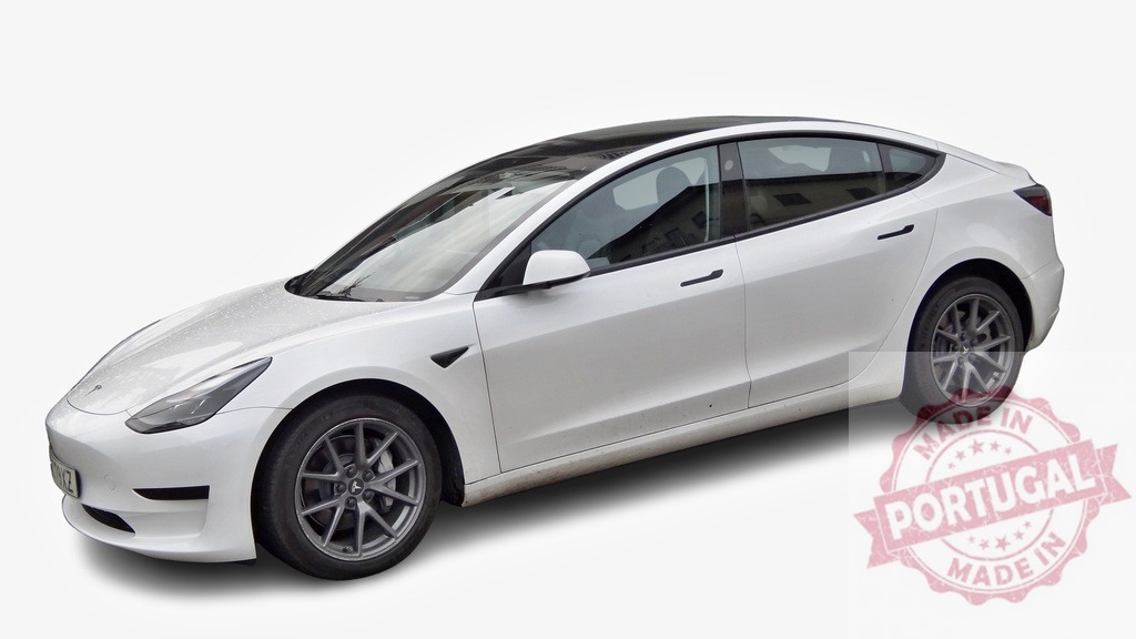 White Tesla Model 3 parking on white background with gray rims | White Tesla Model 3 with gray rims parked on a white background - Realisiert mit Pictrs.com