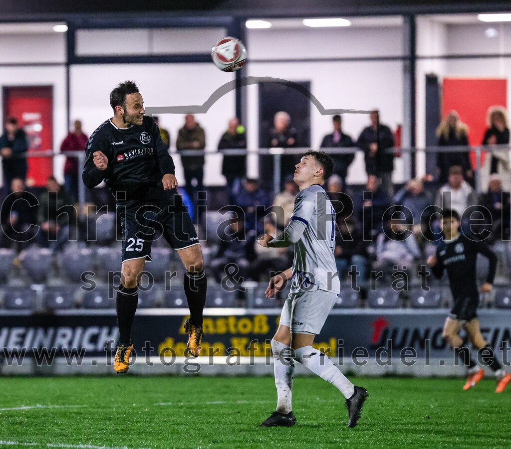 2024-03-15_035_FC_Schwaig_gegen_1_FC_Garmisch-Partenkirchen | Oberding, Deutschland, 15.03.2024:
Fußball, Landesliga Südost 2023 / 2024, 25. Spieltag, FC Schwaig gegen 1. FC Garmisch-Partenkirchen, Endergebnis: 4:0

Nils Ehret (FC Schwaig, #25), Kevin Hock (1. FC Garmisch-Partenkirchen, #17)

Foto: Christian Riedel / fotografie-riedel.net