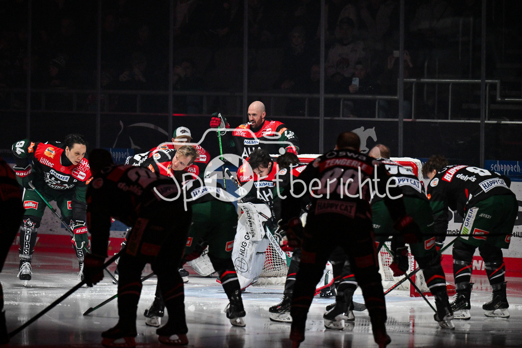 Augsburger Panther - Düsseldorfer EG | Die Hausherren motivieren sich nochmal vor der Partie / DEL: Augsburger Panther - Duesseldorfer EG, Curt Frenzel Stadion am 04.03.2025