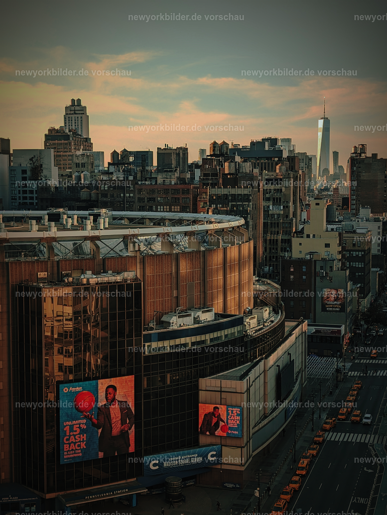 Blick aus dem Hotel New Yorker – Morgensonne über Manhattan mit Madison Square Garden und One World Trade Center | Vom Fenster des Hotel New Yorker eröffnet sich ein Panorama, das den Atem raubt: Die Morgensonne vergoldet die Dächer Manhattans, der Madison Square Garden liegt majestätisch im Vordergrund, und in der Ferne erhebt sich das One World Trade Center wie ein Symbol der Hoffnung. Ein Bild, das die Magie des Erwachens in New York einfängt.
