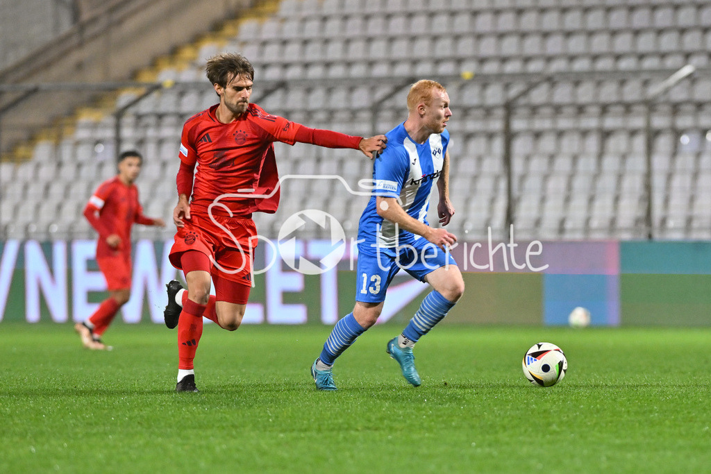 FC Bayern Amateure - FV Illertissen | Im Duell Luca DENK (FC Bayern München II #6) und Leander VOCHATZER (FV Illertissen #13) / Zweikampf