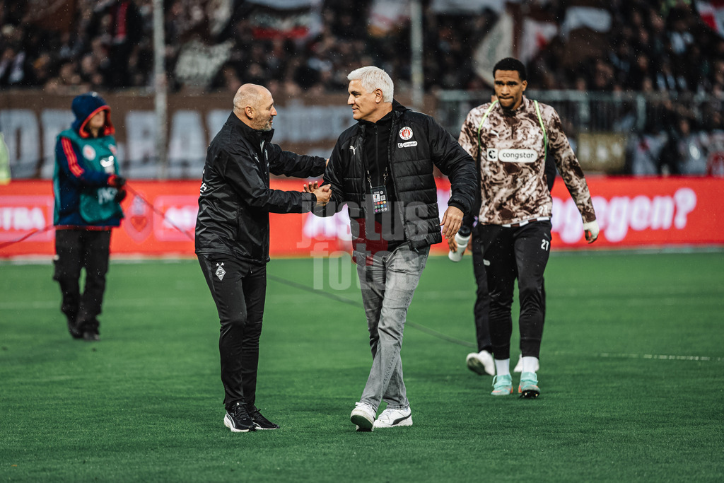 Fußball | Männer | Saison 2025/2026  | Fußball-Bundesliga | 09. Spieltag | FC St. Pauli vs. Borussia Mönchengladbach | 01.11.2025 | v.l. Oliver Neuville (Borussia Mönchengladbach) und Andreas Bornemann (FC St. Pauli)