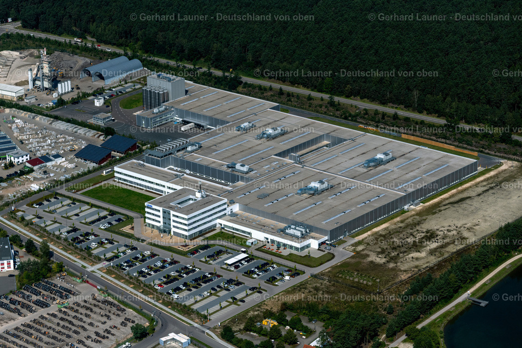 4050698 | ROTH 02.09.2021 Gebäude und Produktionshallen auf dem Fabrikgelände der "LEONI AG" An der Lände in Roth im Bundesland Bayern, Deutschland. // Building and production halls on the premises of the "LEONI AG" An of Laende in Roth in the state Bavaria, Germany. Foto: Gerhard Launer