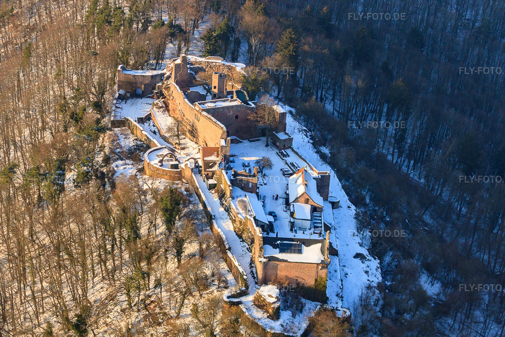 Luftbild: Burgruine Madenburg im Winter bei Schnee in Eschbach im Bundesland Rheinland-Pfalz in Deutschland. Foto: IMG_24488.jpg vom 16.02.2010 durch Werner Riehm/FLY-FOTO.de