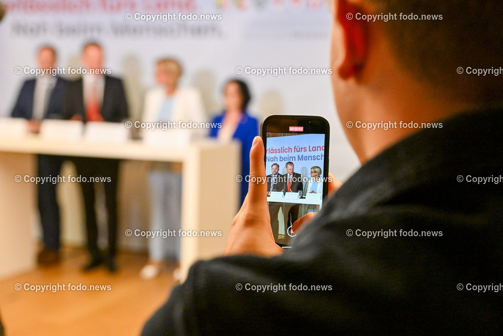 Pressekonferenz Land Ooe_ Oberoesterreich uebernimmt den Vorsitz in der Landeshauptleute-Konferenz_ 03.07.2024-51 | 03.07.2024, Linz, AUT, Pressekonferenz Land Ooe, Oberoesterreich uebernimmt den Vorsitz in der Landeshauptleute-Konferenz, im Bild Franz Ebner (VP, Praesident des Bundesrates), Thomas Stelzer (VP, Landeshauptmann Oberoesterreich), Johanna Mikl-Leitner (VP, Landeshauptfrau Niederoesterreich), Margit Goell (VP, Mitglied des Bundesrates), Medienvertreter