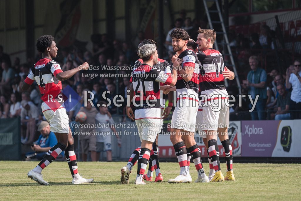 RS-1-126526 | AFC-Spieler feiern das 2:0 von Düwel. Im Bild v.l. Emmanuel Elorm Ntsiakoh (#4, AFC), Tayfun Can (#21, AFC), Deniz Hasan Yilmaz (#2, AFC), Holger Nils Brüning (#14, AFC, Neuzugang aus Norderstedt) u.a.