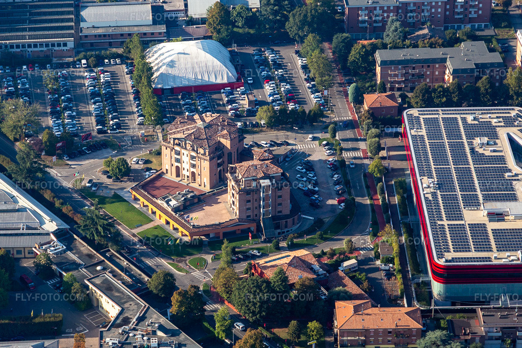 Aerial view: Ferrari Flagship Store in Maranello in the state Modena, Italy.Photo: IMG_134933.jpg taken on 09/20/2022 by Werner Riehm/FLY-FOTO.comResolution of the original: 4368 x 2912 pxSTORE.FERRARI.COM