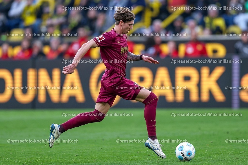 BVB08032502321 | 08.03.2025, Fußball, Borussia Dortmund - FC Augsburg, 1. Fußball Bundesliga, 25. Spieltag, Signal Iduna Park, Saison 2024 2025: Kristijan Jakic (FC Augsburg #17)DFB regulations prohibit any use of photographs as image sequences and or quasi-video.