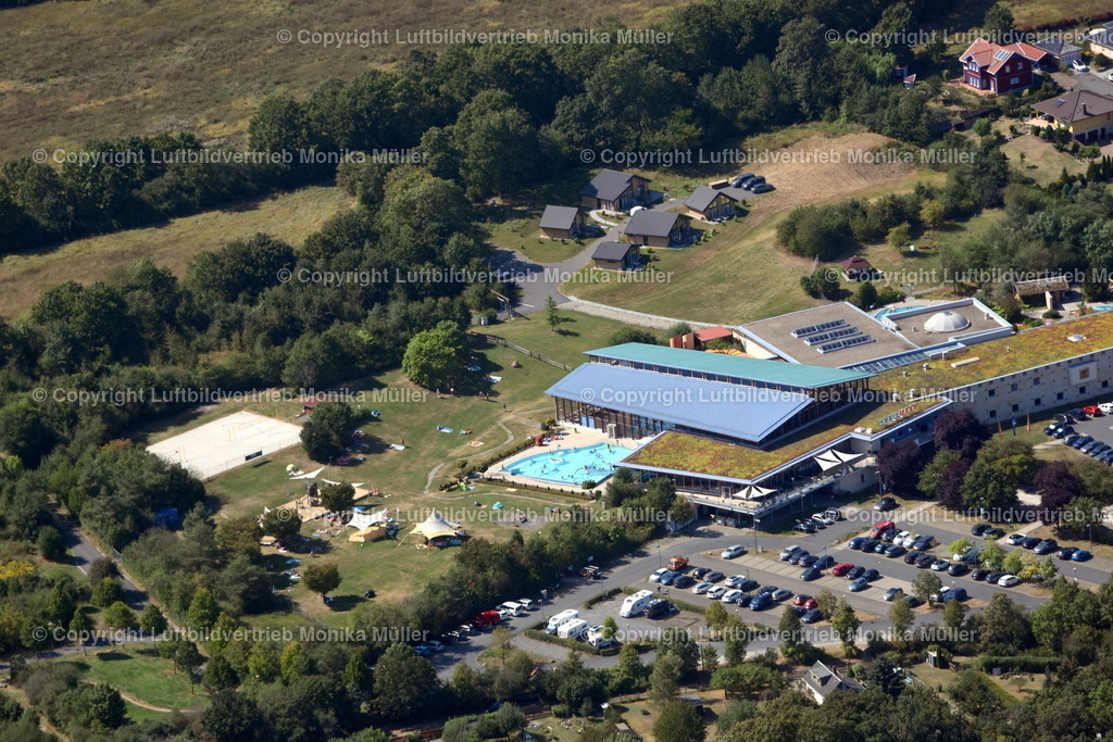 SAALEMAXX Freizeit- und Erlebnisbad in Rudolstadt | Das Luftbild zeigt das Saalemaxx Freizeit- und Erlebnisbad in Rudolstadt mit seinen Schwimmbecken und den Außenbereich. - Realisiert mit Pictrs.com