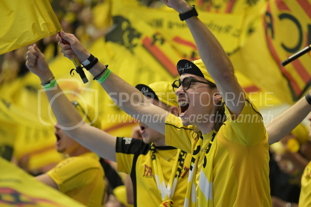 Zug United vs HC Rychenberg - 22. February 2025 | Zug United vs HC RychenbergSporthalle Wankdorf, BernHCR-Fans feiern.Bild: Sportfotografie Markus Aeschimann | www.markus-aeschimann.ch - Realisiert mit Pictrs.com