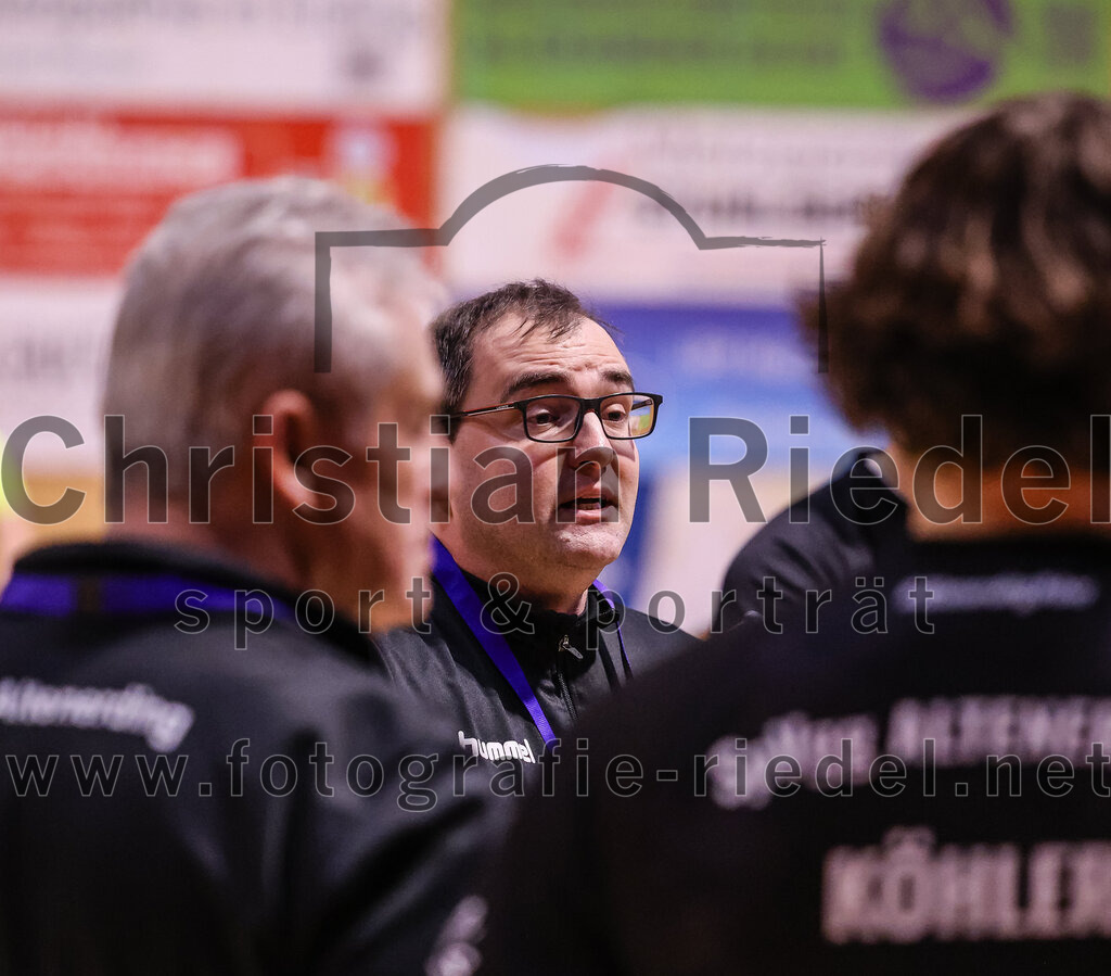 2024-12-14_059_SpVgg_Altenerding_gegen_MTV_Pfaffenhofen | Erding, Deutschland, 14.12.2024:Handball, Bezirksoberliga Männer 2024 / 2025, 10. Spieltag, SpVgg Altenerding gegen MTV Pfaffenhofen, Endergebnis: 32:30Trainer Simon Klawe (SpVgg Altenerding)Foto: Christian Riedel / fotografie-riedel.net