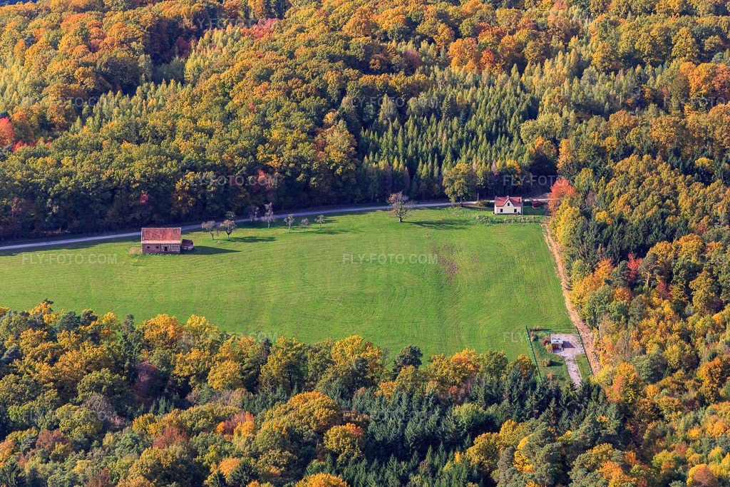 Aerial view: Grange du Furenberg in Reichshoffen in the state Bas-Rhin, France. – Photo: IMG_084613.jpg taken on 10/23/2015 by Werner Riehm/FLY-FOTO.com – Resolution of the original: 5472 x 3648 px
