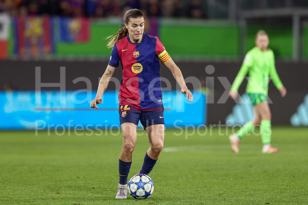 Fussball, UEFA Womens Champions League, VfL Wolfsburg - FC Barcelona | v.li.: Patri Guijarro (FC Barcelona, 12) am Ball, Einzelbild, Ganzkörper, Aktion, Action, Spielszene