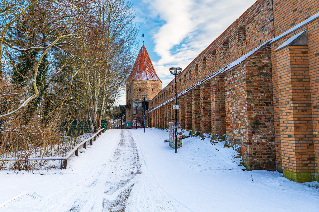 Blick auf die Stadtmauer und den Lagebuschturm  im Winter in der Hansestadt Rostock | Blick auf die Stadtmauer und den Lagebuschturm  im Winter in der Hansestadt Rostock.