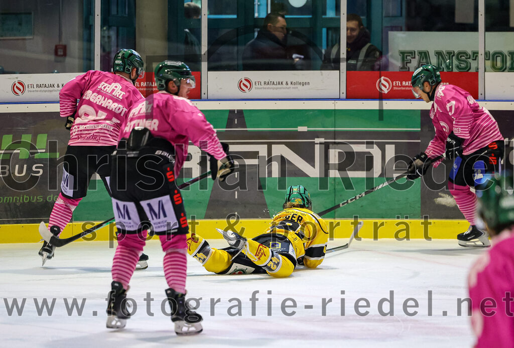 2025-10-28_066_TSV_Erding_gegen_Toelzer_Loewen | Erding, Deutschland, 28.10.2025:Eishockey, Oberliga Süd 2025 / 2026, 13. Spieltag, TSV Erding gegen Tölzer Löwen, Endergebnis: 2:5Markus Eberhardt (Erding Gladiators, #94), Louis Trattner (Erding Gladiators, #7), Quirin Schlager (Tölzer Löwen, #42), Mark Waldhausen (Erding Gladiators, #27)Foto: Christian Riedel / fotografie-riedel.net
