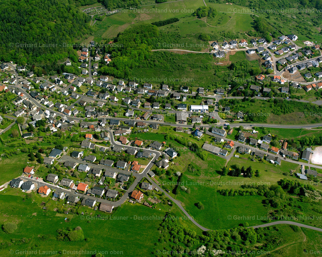 2610052 | MEDENBACH 09.06.2006 Von Wald und Forstgebieten umgebener Ortskern der Straßen und Häuser und Wohngebiete in Medenbach im Bundesland Hessen, Deutschland // Surrounded by forest and forest areas center of the streets and houses and residential areas in Medenbach in the state Hesse, Germany Foto: Gerhard Launer