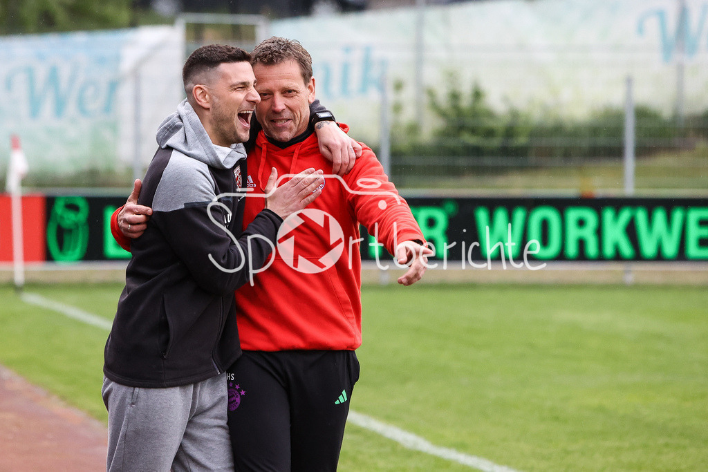 TSV Buchbach - FC Bayern Amateure | Buchbach Trainer Aleksandro PETROVIC  und Holger SEITZ zusammen vor der Partie / Freude / Freunde / Lachen /