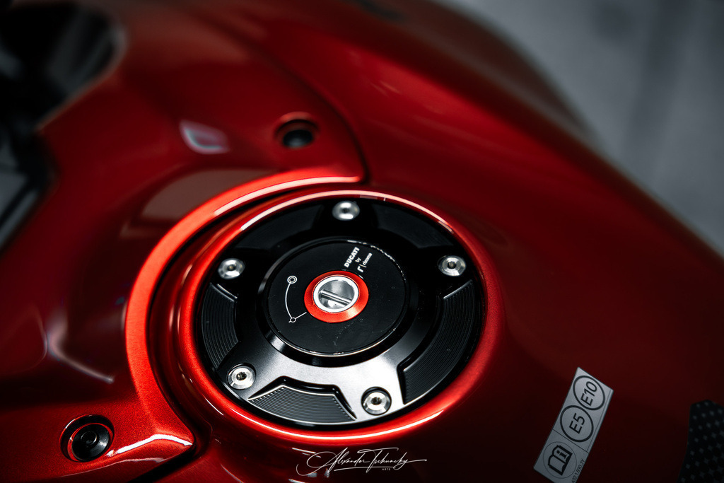 Ducati xDivael V4 | Entdecken Sie die faszinierende Welt von Alexander Tschuncky Arts: Kreative Fotografie, atemberaubende Automobilkunst und hochwertiger Bilderdruck. Lassen Sie sich inspirieren! - Realisiert mit Pictrs.com