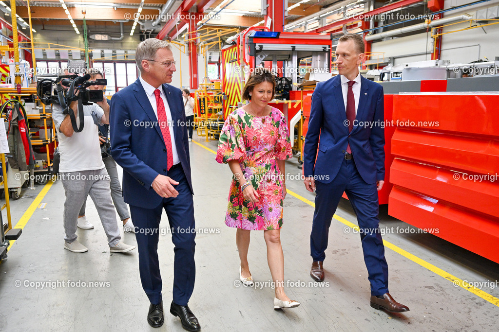 Rosenbauer International AG_ Betriebsbesichtigung_ 19.07.2023-7 | 19.07.2023, Leonding, AUT, Rosenbauer International AG, Betriebsrundgang, Betriebsbesichtigung, im Bild LH Thomas Stelzer (VP), Monika Sandberger (Zukunft.Lehre. Oesterreich), Sebastian Wolf (CEO Rosenbauer International AG)